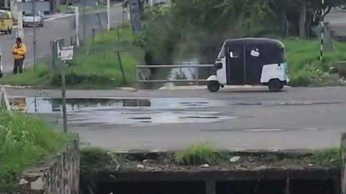 Fuga de aguas negras por trabajos de la L4 del Tren Ligero